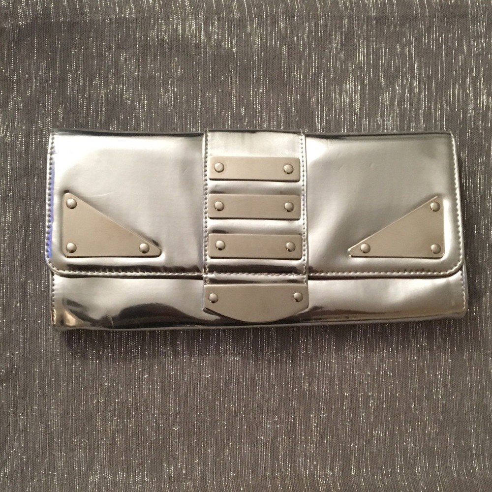 🟢 Silver Nine West Clutch